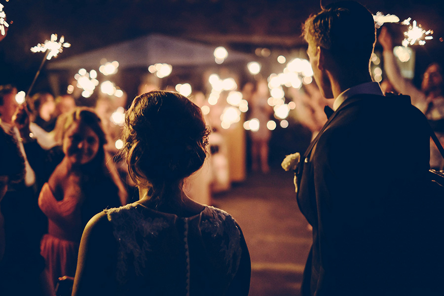 Partenaire Couple de dos à une fête